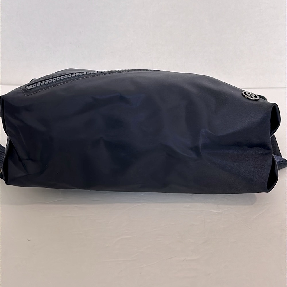 Lululemon Fast Track Belt Bag midnight Navy EUC - Picture 5 of 15
